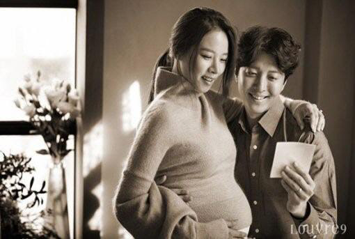 조윤희는 13일 자신의 인스타그램을 통해 이동건과 함께 찍은 만삭 화보를 게재했다. <조윤희 인스타그램>